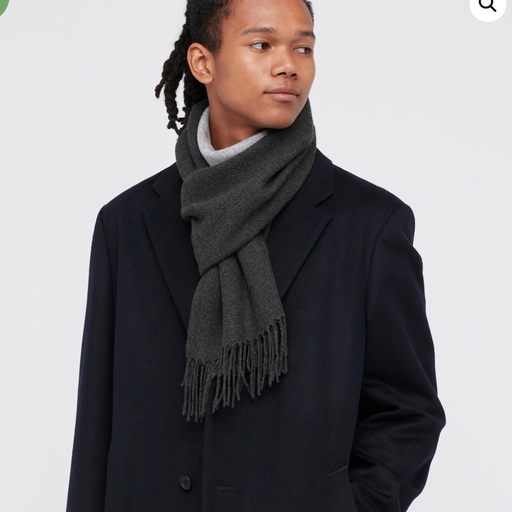 Uniqlo HEATTECH Scarf in Dark Gray